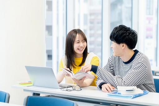 教室で授業を受ける大学生 大学生,教室,笑顔の写真素材