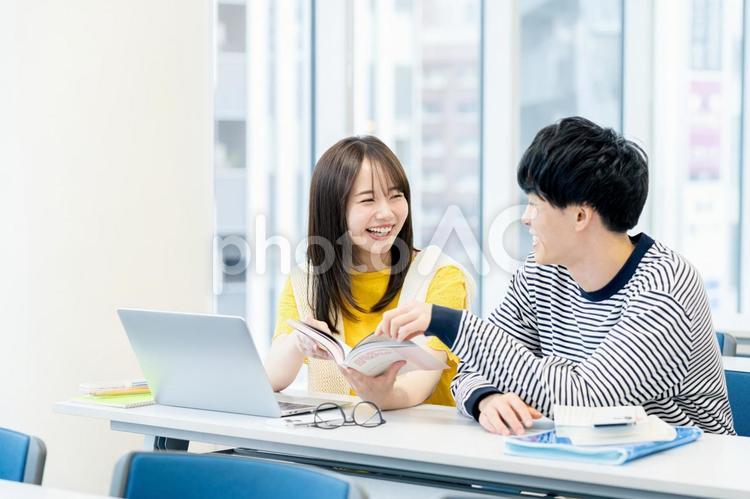 教室で授業を受ける大学生 大学生,教室,笑顔の写真素材