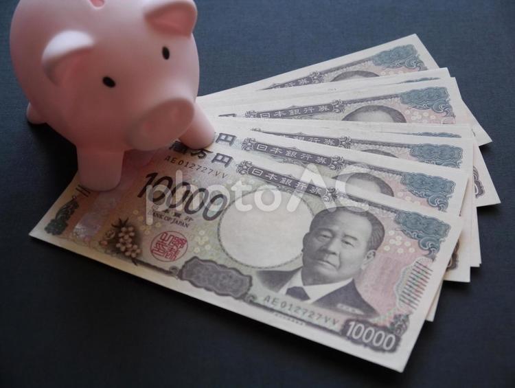 新札一万円札と豚の貯金箱（８） 家計,物価高,金融の写真素材