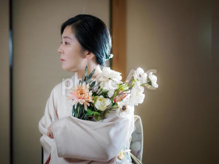 33：花と着物の女性 着物,花,花束の写真素材