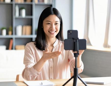動画撮影 配信をする女性クリエイター1 動画撮影 配信をする女性クリエイター1の写真
