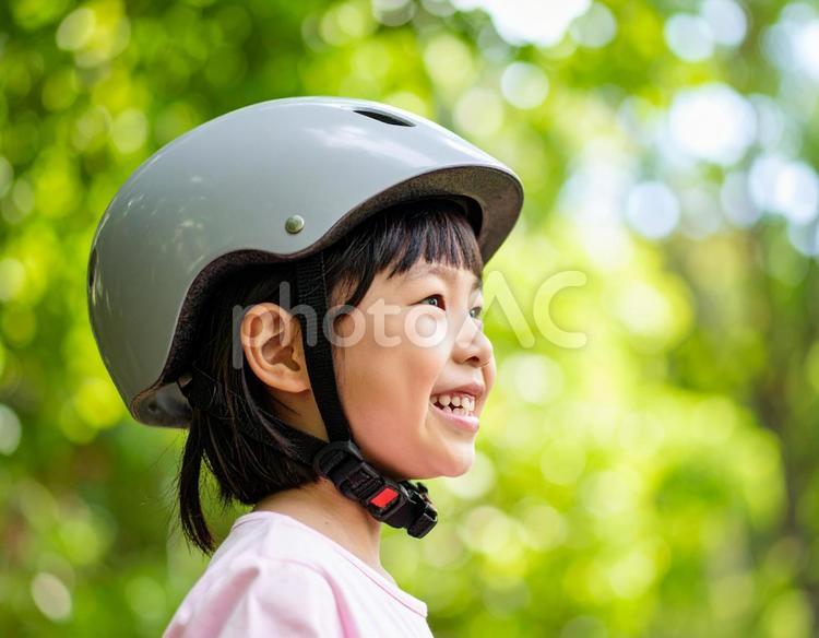 自転車用ヘルメットをかぶる女の子 自転車ヘルメット,衣料,カジュアルの写真素材