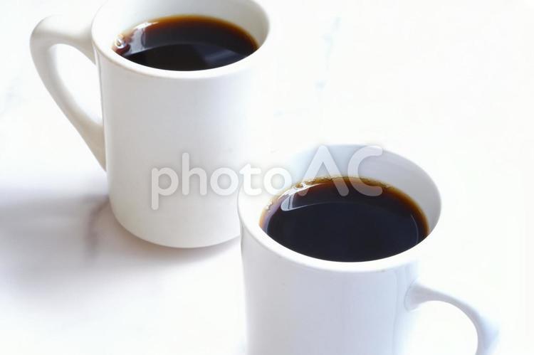 淹れたてコーヒーが入った2つのマグカップ コーヒー,ブラック,ブラックコーヒーの写真素材