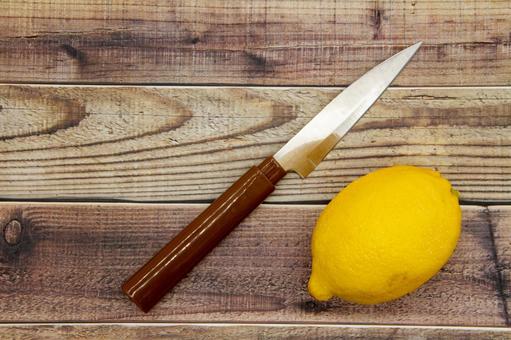 レモンとフルーツナイフ　木柄背景 レモン,食べ物,果物の写真素材