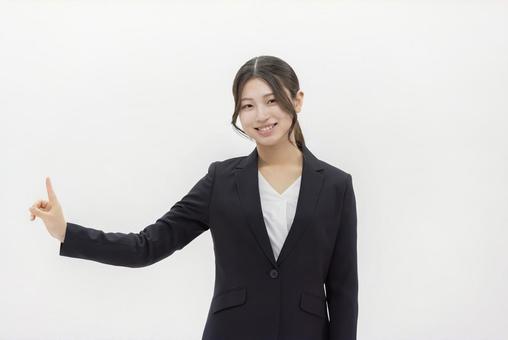 指差しをするビジネスウーマン 指差しをするビジネスウーマン 女性,ビジネスウーマン,人物の写真素材