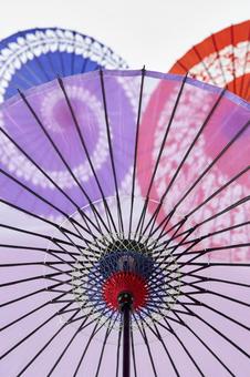 和傘　紙傘　踊り傘　白バック 和傘,白バック,紙傘の写真素材