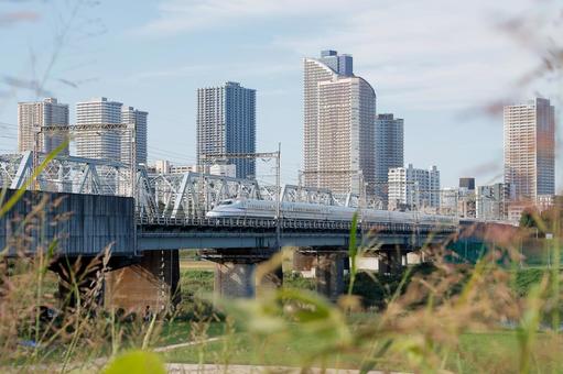 新幹線と鉄橋の都市風景 新幹線と鉄橋の都市風景 新幹線,鉄橋,高層ビルの写真素材