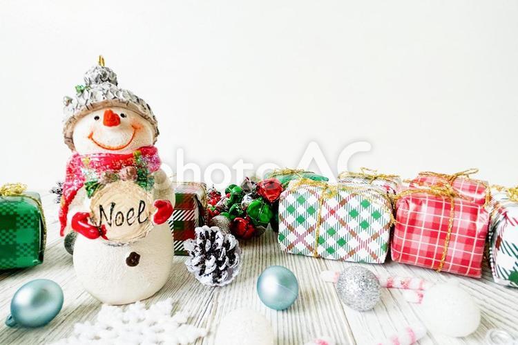 クリスマスプレゼントとスノーマン スノーマン,雪だるま,プレゼントの写真素材