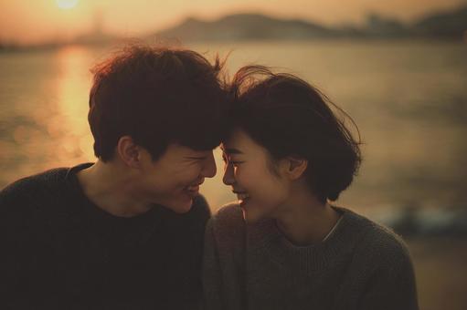 海辺のデート暖かい光に包まれての写真