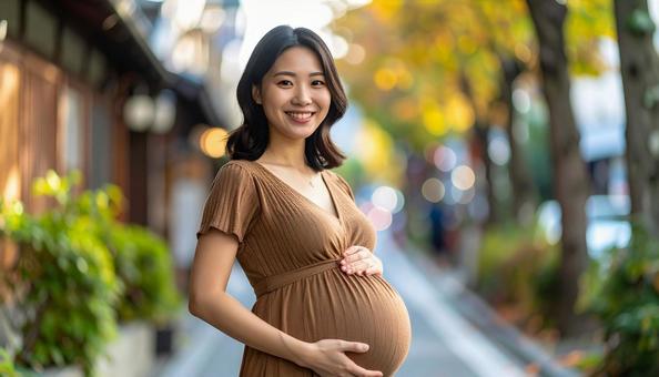 半袖の茶色ワンピースを着た日本人妊婦 半袖の茶色ワンピースを着た日本人妊婦の写真