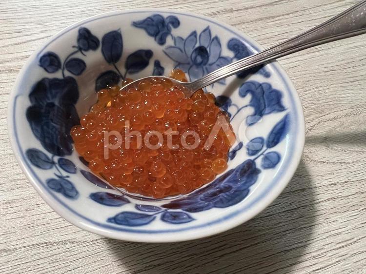 小皿に盛られたいくらとスプーン 小鉢,居酒屋,おつまみの写真素材