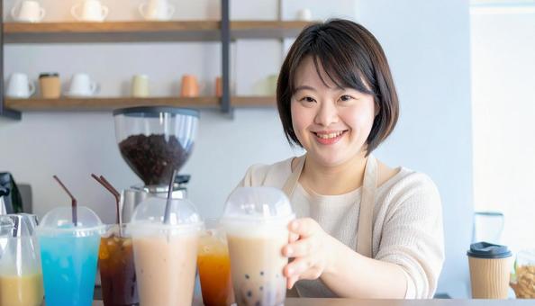 カフェで働くダウン症の女性の笑顔 カフェで働くダウン症の女性の笑顔の写真
