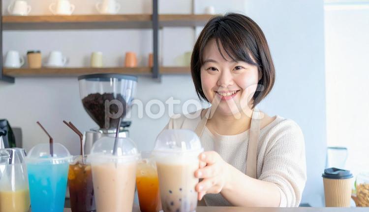 カフェで働くダウン症の女性の笑顔 ダウン症,カフェ,働くの写真素材