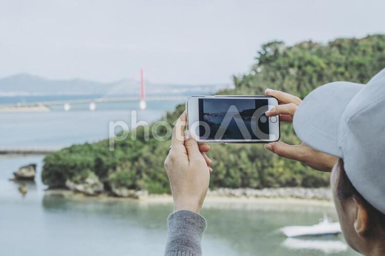 スマホで撮影する女性 女性,人物,旅の写真素材