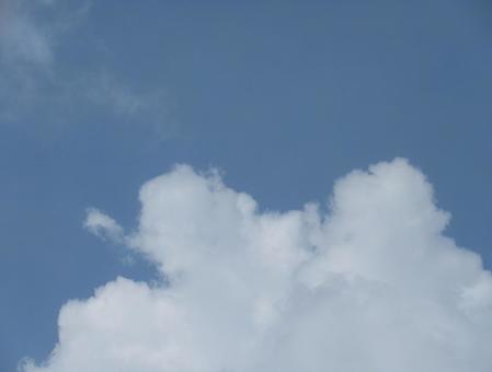 残暑の青空に白い雲 残暑の青空に白い雲の写真