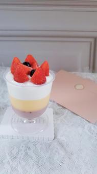 いちごパフェ03 いちごパフェ03 いちご,パフェ,ストロベリーパフェの写真素材