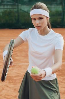 サーブの準備をする女性 女性,外国人,テニスの写真素材