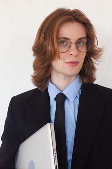 パソコンを待ちすました顔の外国人男性の写真