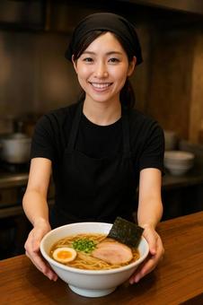 ラーメン屋さんで働く笑顔の素敵な女性 ラーメン屋さんで働く笑顔の素敵な女性の写真