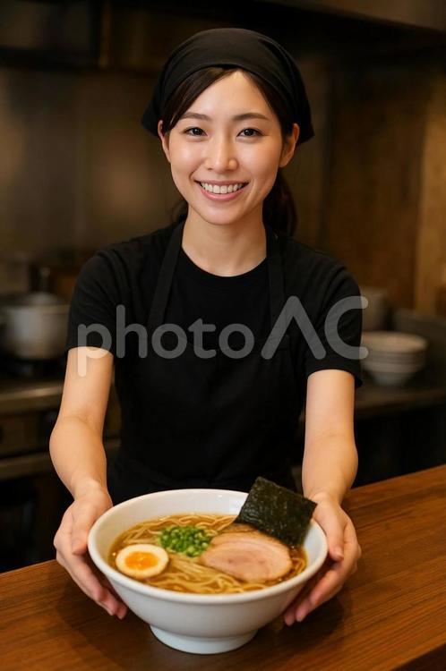 ラーメン屋さんで働く笑顔の素敵な女性 ラーメン屋さん,女性,笑顔の写真素材