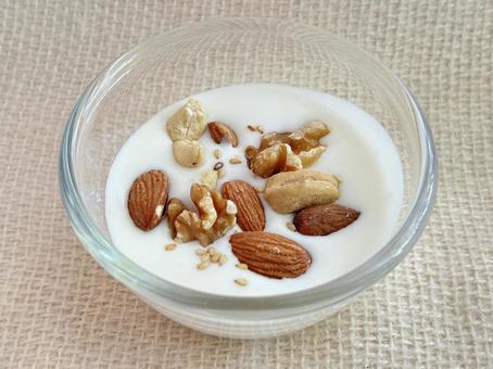 ヨーグルトにナッツの写真