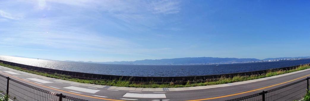 六甲山が見える海沿い 六甲山,青空,海沿いの写真素材