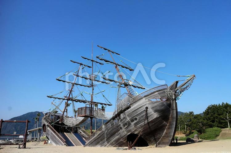 砂に埋もれた船 帆船,砂,土の写真素材