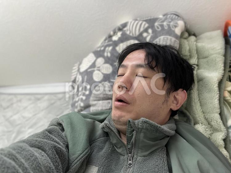 口を開けて眠る男性　3 男性,いびき,眠るの写真素材