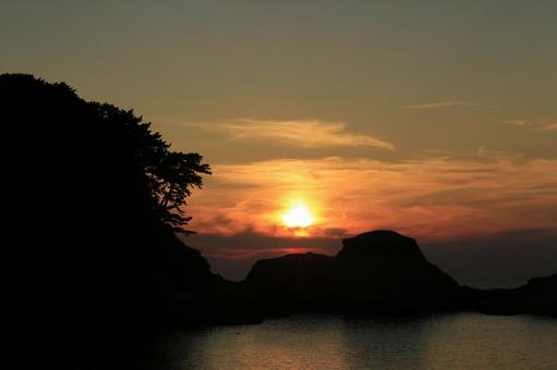 堂ヶ島の向こうに綺麗な夕陽 堂ヶ島の向こうに綺麗な夕陽の写真