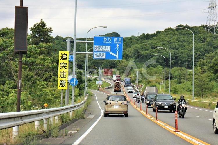 夜泣き石はこちら　追突注意 道路,車,分かれ道の写真素材