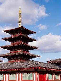 青空に映える四天王寺の五重塔 五重塔,寺院,仏塔の写真素材