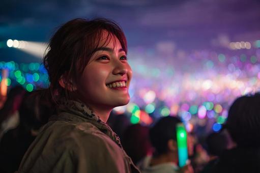 輝くライトの中で微笑む女性 輝くライトの中で微笑む女性 ライブ,コンサート,観客の写真素材