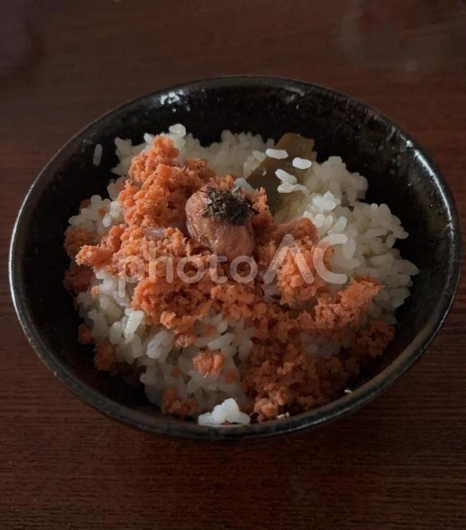 昆布ご飯に鮭フレークとかつお梅の茶碗飯 茶碗飯,あきたこまち,七分突きご飯の写真素材