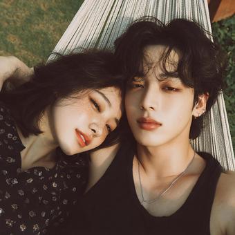 穏やかな休日を過ごす二人の写真