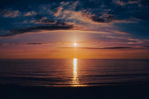フィルム風の夕焼けの海 フィルム風の夕焼けの海 海,夕焼け,夕景の写真素材