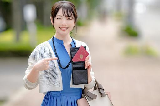 パスポートと笑顔の女性 女性,若い女性,大人女性の写真素材