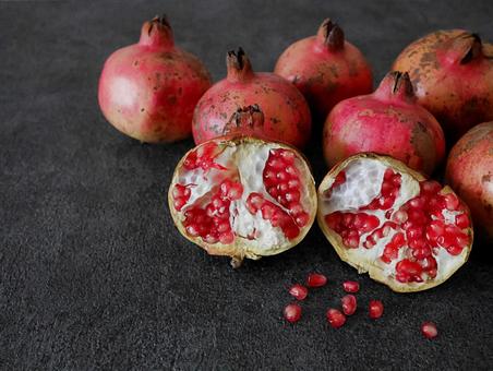 日本の複数のざくろ、割れた実、左下に余白 ざくろ,ざくろの実,ザクロの写真素材