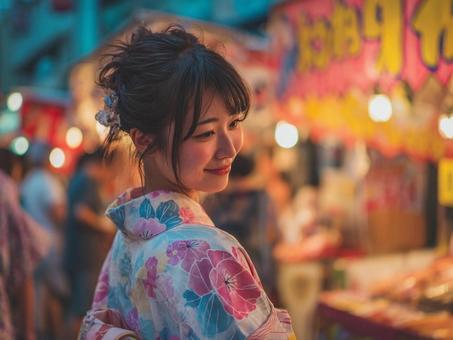 夏祭りを楽しむ女性 夏祭りを楽しむ女性の写真