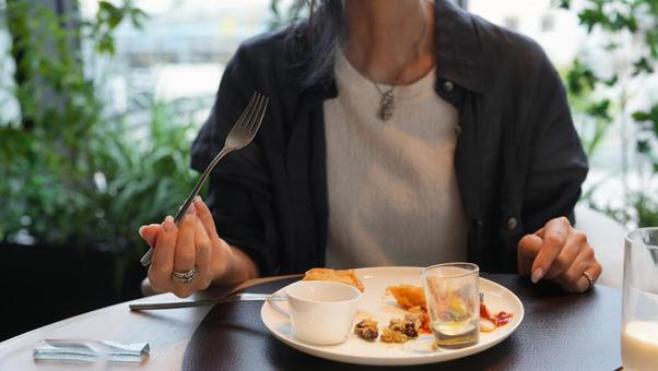 ホテルで朝食を食べる女性 ホテルで朝食を食べる女性 ホテル,朝食,食事の写真素材
