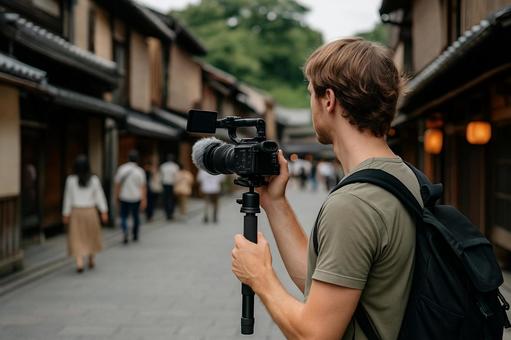 インバウンド外国人動画配信者の街歩き撮影の写真