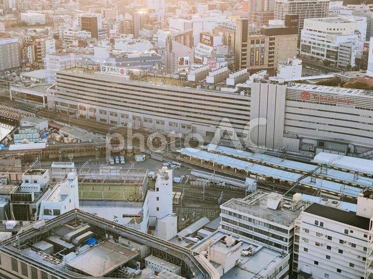横浜駅の夕暮れ時 空,夕暮れ,曇りの写真素材