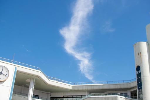 秋の空と雲を千里中央で撮影 秋の空と雲を千里中央で撮影 空,雲,晴れの写真素材