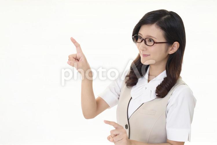 指さしをする女性 ビジネス,仕事,ビジネスウーマンの写真素材