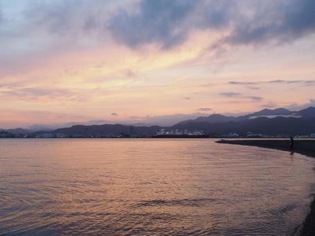 夕焼けの海岸線 夕焼けの海岸線の写真