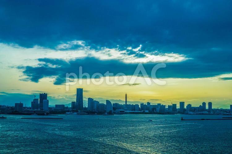 横浜スカイウォークから見える横浜みなとみらいの夕景 横浜,横浜みなとみらい,横浜スカイウォークの写真素材