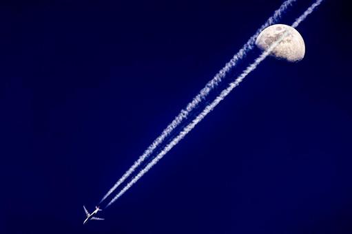 ＜素材＞夜空に浮かぶ月と近くを飛ぶ飛行機 飛行機,月,満月の写真素材