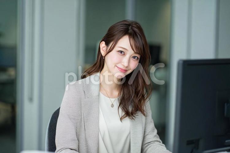 デスクワークするビジネスウーマン-3 ビジネスウーマン,女性,オフィスの写真素材