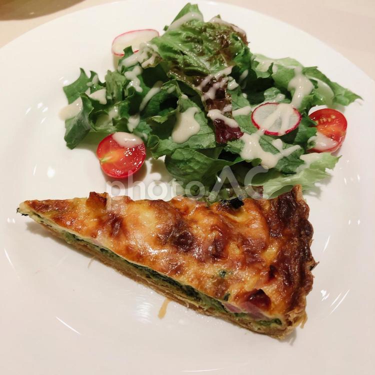 ほうれん草とベーコンのキッシュ 夕食,昼食,おいしいの写真素材