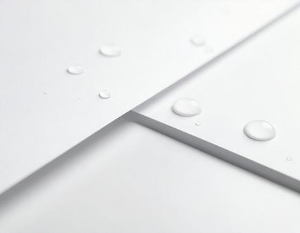 白い紙と雫 白い紙と雫の写真