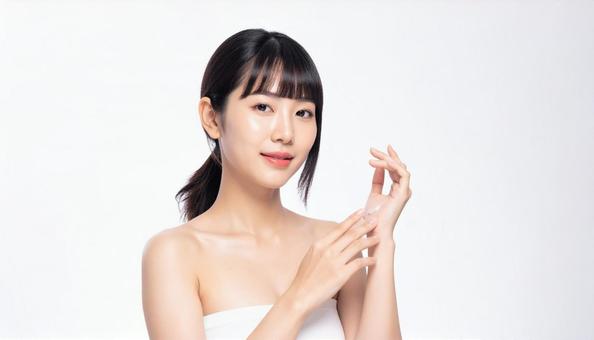 保湿ケアをする若い日本人女性 保湿ケアをする若い日本人女性の写真